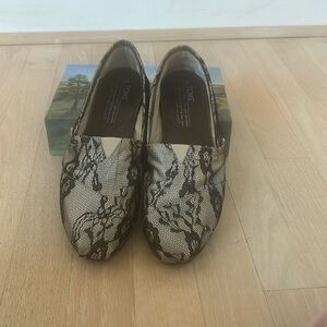 Toms shoes with black lace